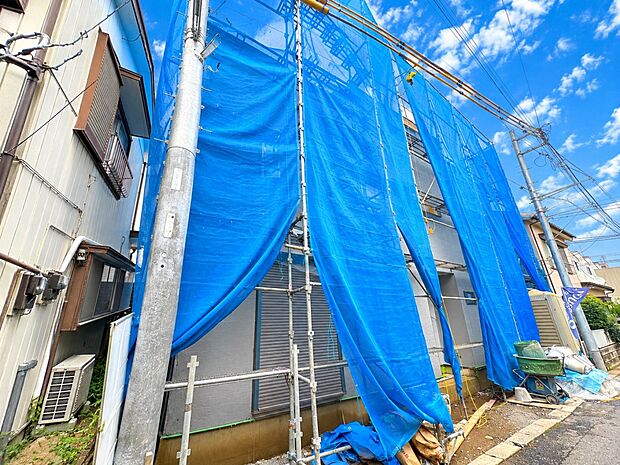 【外観】堂々たる趣ながら、主張し過ぎずどこか余裕を感じさせるシャープなフォルムで佇む邸宅は、晴天の空と照らし合わせる事で、本来あるべき完成形の姿を見せてくれます。※青空はイメージです。