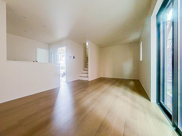 【リビング】うららかな陽射しがどのお部屋にも降り注ぎますように、快適さを追求した間取設計。得難い立地環境での生活を恵みの豊かな永住の地へと変えてくれます。