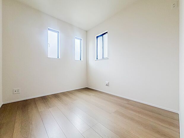 【子供部屋】お子様のお部屋にぴったりなクロークを備えたフローリング仕様の洋室です。
