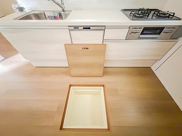 【Underfloor storage-床下収納】キッチンの下には点検口を兼ね備えた床下収納がございます。