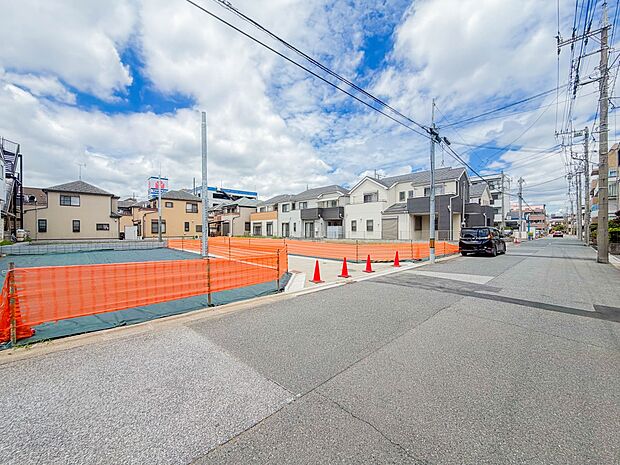 【前面道路-東側公道約7.0m-】広い全面道路でありながら車の通行が少ないので、静かな住環境を維持することができます。