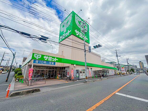 スーパー 280m サミットストア 川口青木店(サミットストア川口青木店(私たちは、あなたの街のスーパーマーケット、をキーフレーズにしているスーパーチェーンです。食料品と家庭用品で、おいしさ…