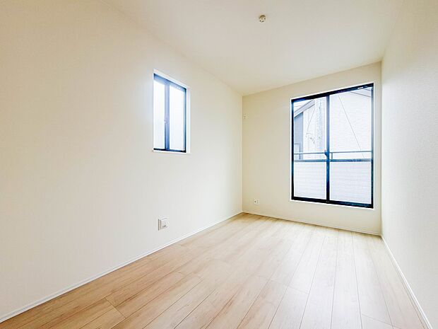 【洋室】お子様のお部屋にぴったりなクロークを備えたフローリング仕様の洋室です。