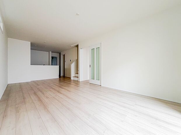 【リビングダイニング】シンプルなデザインの家は風情がある。住む人のこだわりを感じる。外観も内装もいたってシンプル。居心地がよく、家事や趣味、子育てなどにも集中できる。家も人間も熟成するほどシ…