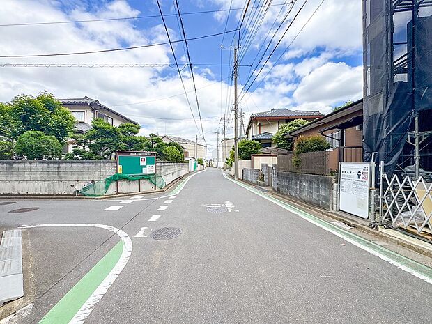 【前面道路、公道　約6m】車の通行が少ないので、静かな住環境を維持することができます。
