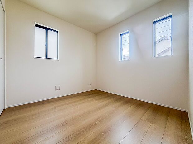 【子供部屋】お子様のお部屋にぴったりなクロークを備えたフローリング仕様の洋室です。