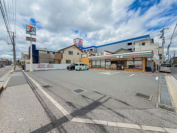 コンビニ 130m セブンイレブン 川口青木3丁目店 (セブンイレブン(セブンイレブンは近くて便利を掲げています。近くとは、心の近さ。便利とはモノが期待以上の品質でお客さまに届くこと。セブン…