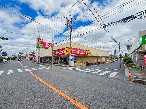 ドラッグストア 270m サンドラッグ 川口青木店(サンドラッグ浦和花月店(営業時間午前10時~午後10時。調剤受付・駐車場・一類医薬品・お酒・お米・食品・冷凍食品・デイリーフーズ<浦和花月…