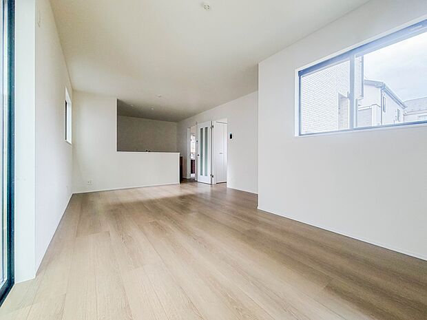 【リビングダイニング】シンプルなデザインの家は風情がある。住む人のこだわりを感じる。外観も内装もいたってシンプル。居心地がよく、家事や趣味、子育てなどにも集中できる。家も人間も熟成するほどシ…