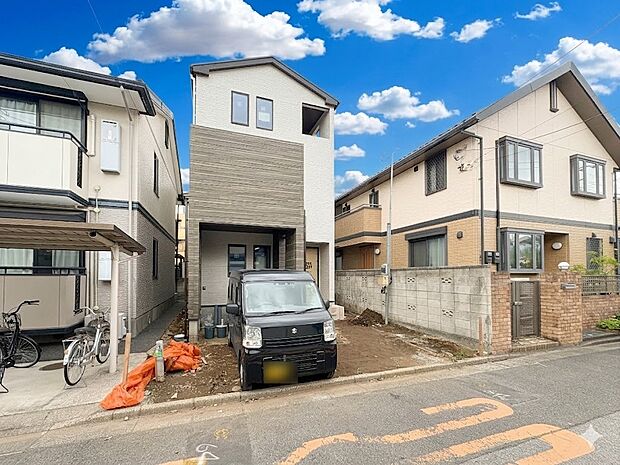 堂々たる趣ながら、主張し過ぎずどこか余裕を感じさせるシャープなフォルムで佇む邸宅は、晴天の空と照らし合わせる事で、本来あるべき完成形の姿を見せてくれます。＊CGにより晴天に加工しております