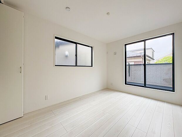 【子供部屋6.1帖】お子様のお部屋にぴったりなクロークを備えたフローリング仕様の洋室です。