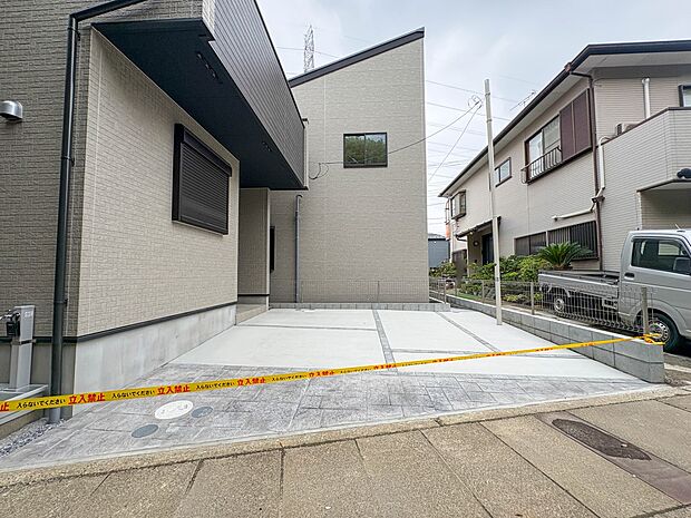 カースペース2台可/駐輪スペース。広々カースペースです。自転車、バイクなども置き場に困りません。