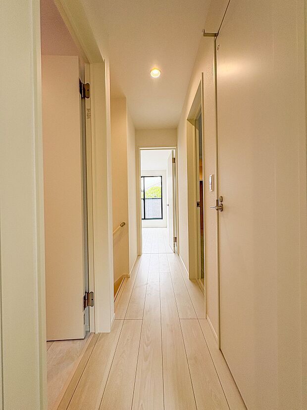 【2階廊下】2階の廊下です。各部屋に入ってくる日差しで廊下も照らされています。