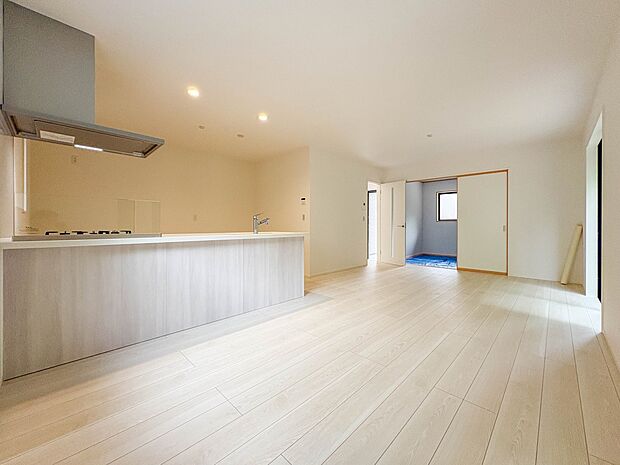 【リビングダイニング18.4帖】シンプルなデザインの家は風情がある。住む人のこだわりを感じる。外観も内装もいたってシンプル。居心地がよく、家事や趣味、子育てなどにも集中できる。家も人間も熟成…