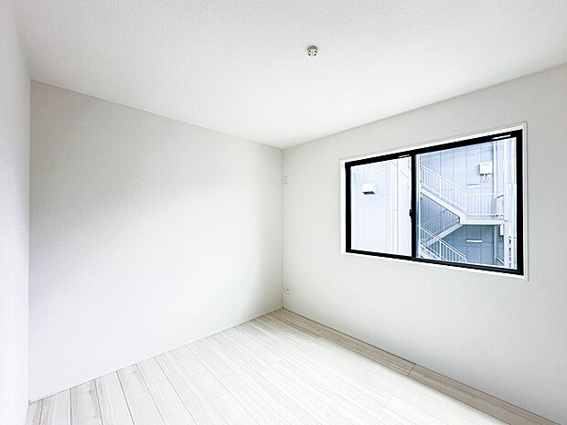 【洋室】お子様のお部屋にぴったりなクロークを備えたフローリング仕様の洋室です。