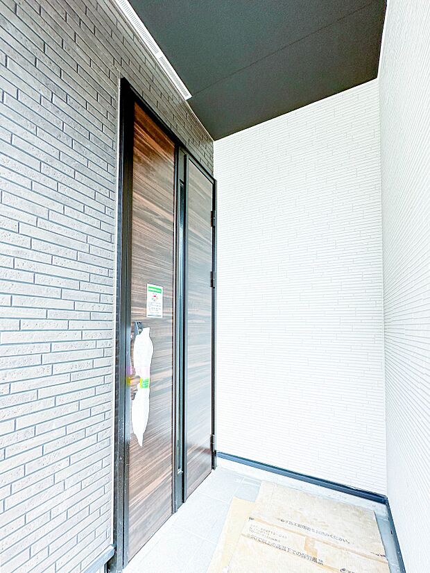 【玄関】玄関はおうちの顔と言われます。玄関アプローチは、外観デザインの印象を左右します。