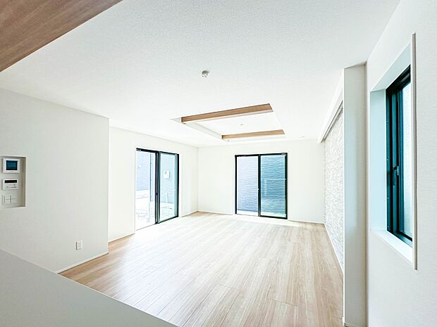 【リビング】うららかな陽射しがどのお部屋にも降り注ぎますように、快適さを追求した間取設計。得難い立地環境での生活を恵みの豊かな永住の地へと変えてくれます。