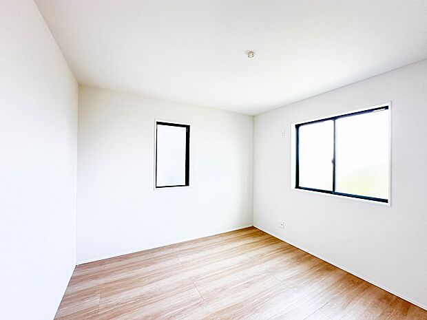 【子供部屋6帖】お子様のお部屋にぴったりなクロークを備えたフローリング仕様の洋室です。
