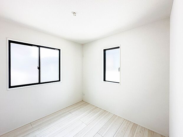【子供部屋4.5帖】お子様のお部屋にぴったりなクロークを備えたフローリング仕様の洋室です。