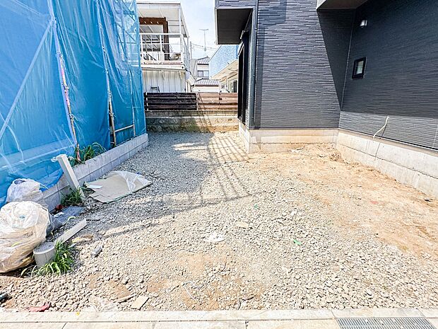 【駐車場】カースペース2台可。車が1台なら、来客用の駐車場や、駐輪スペースとしてご活用ください。