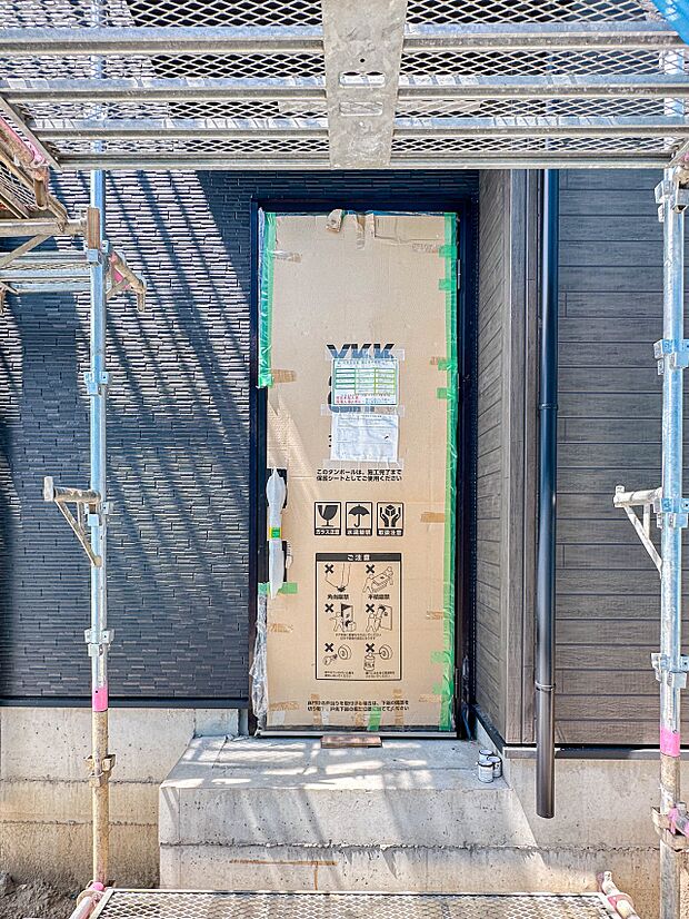 【玄関】玄関へのアプローチ。居住者の帰り、訪れる方を優しく迎える・安らぎに満ちた生活空間を予感させる。健やかな暮らしを楽しめそう。
