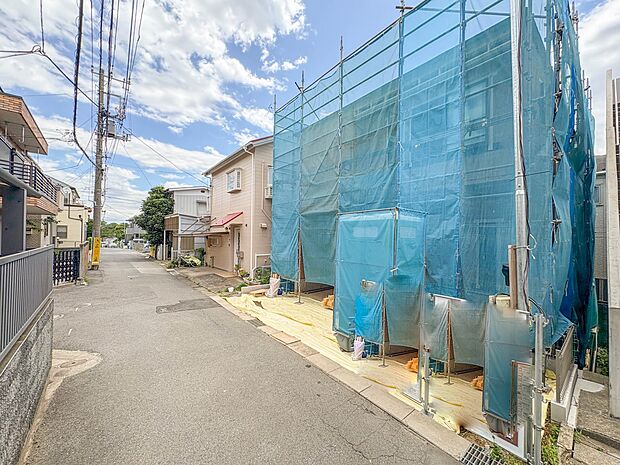 【前面道路】家の前をまっすぐの通りが走っている。クルマは少なく、人々は毎朝、ウォーキング、ジョギング、犬の散歩など、フリーな朝時間を過ごしている。