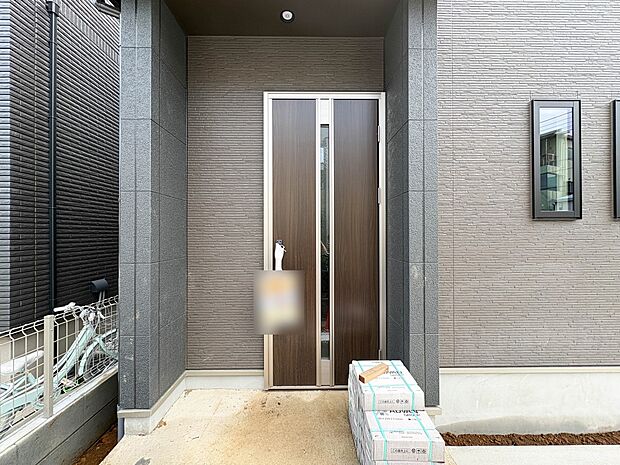 A号棟【玄関】家の顔となる玄関は、高いデザイン性が求められます。高級感と断熱性、防犯性に優れた玄関ドアを標準装備。ピッキング対策のセキュリティサムターン等、防犯に考慮しました。
