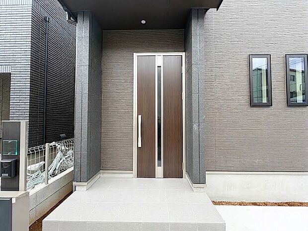 A号棟【玄関】家の顔となる玄関は、高いデザイン性が求められます。高級感と断熱性、防犯性に優れた玄関ドアを標準装備。ピッキング対策のセキュリティサムターン等、防犯に考慮しました。