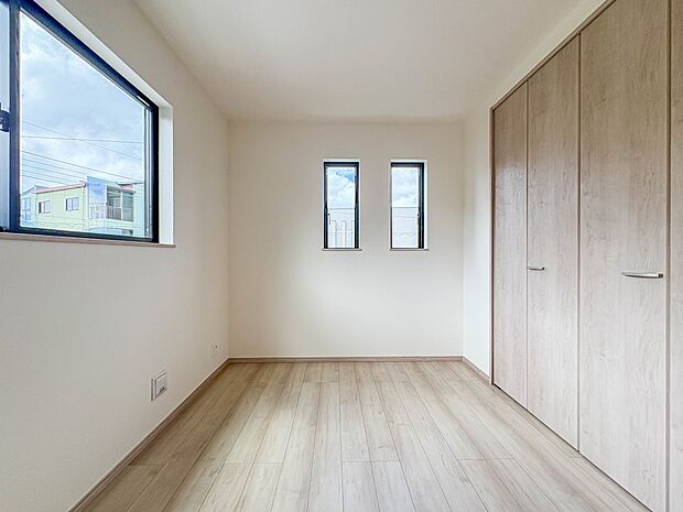 A号棟【洋室5.18帖】お子様のお部屋にぴったりなクロークを備えたフローリング仕様の洋室です。