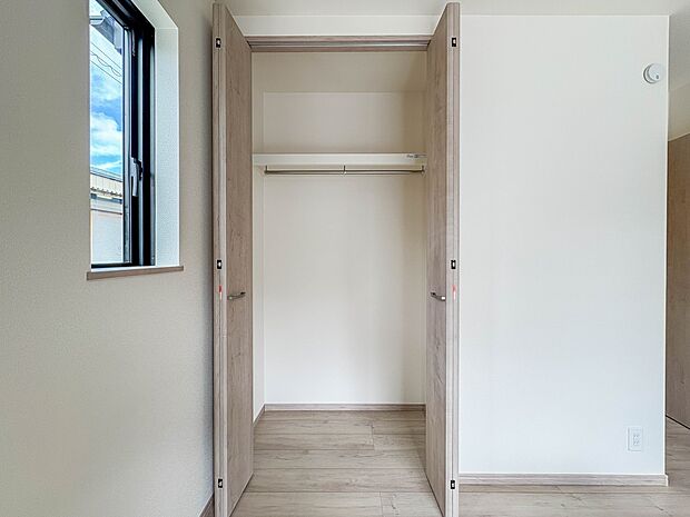 A号棟【収納】壁面クローゼットのメリットは、衣類が横一列に並ぶためひと目で洋服が選びやすいこと。衣類をたくさんお持ちの方も、限られたスペース内に無理なく収納することができます。