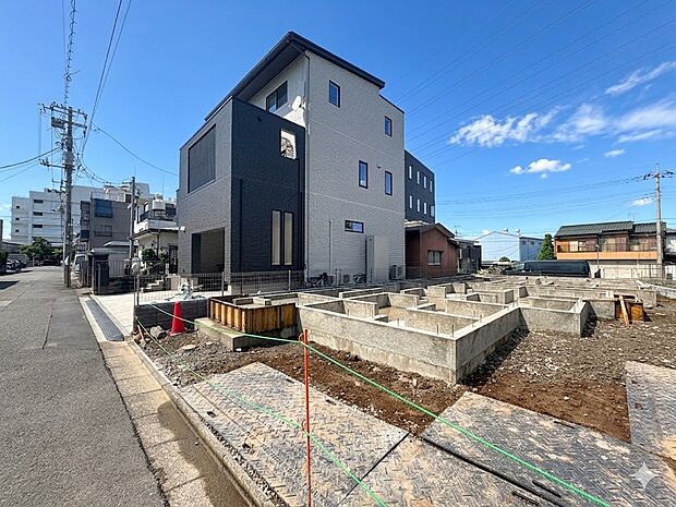 A号棟【現地外観】堂々たる趣ながら、主張し過ぎずどこか余裕を感じさせるシャープなフォルムで佇む邸宅は、晴天の空と照らし合わせる事で、本来あるべき完成形の姿を見せてくれます。