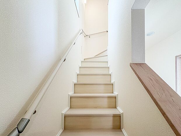 【手すり付き階段】手すりがないと階段の昇り降りで危険なことはもちろん、壁に手をつきながら歩くことで壁紙が汚れやすくなります。すべての方に快適に昇り降りしていただくため、手すりを設置しました。…