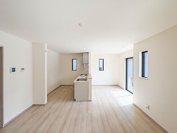 A号棟【LDK14.25帖】シンプルなデザインの家は風情がある。住む人のこだわりを感じる。外観も内装もいたってシンプル。居心地がよく、家事や趣味、子育てなどにも集中できる。家も人間も熟成する…