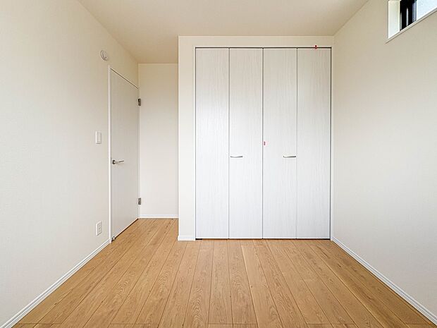B号棟【子供部屋4.5帖】お子様のお部屋にぴったりなクロークを備えたフローリング仕様の洋室です。