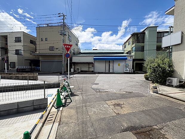 B号棟【前面道路6m】家の前をまっすぐの通りが走っている。クルマは少なく、人々は毎朝、ウォーキング、ジョギング、犬の散歩など、フリーな朝時間を過ごしている。
