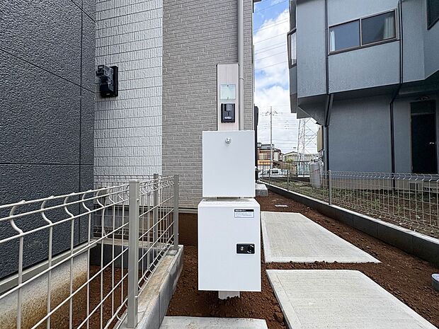 B号棟【郵便受け】録画機能を備えたカラーモニターと郵便受けの門柱