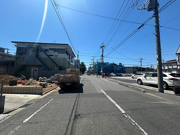 【前面道路】家の前をまっすぐの通りが走っている。クルマは少なく、人々は毎朝、ウォーキング、ジョギング、犬の散歩など、フリーな朝時間を過ごしている。