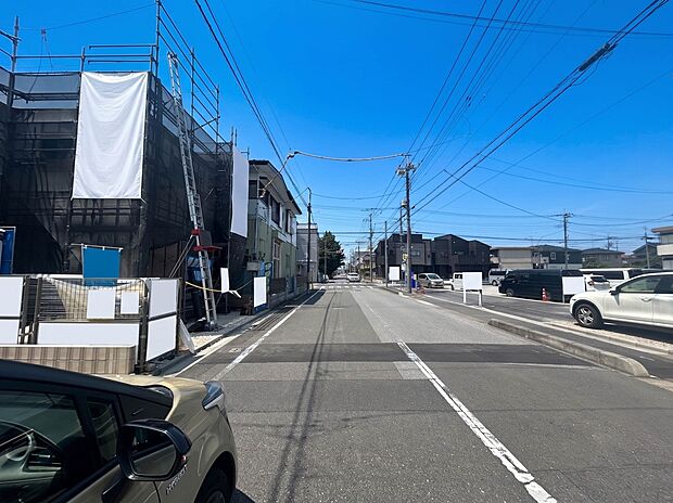 【前面道路】陽当りや通風性など各所に施された工夫で住みやすさを実現。部屋の大きさや周辺環境・街並など、資料には掲載していない情報が現地にはたくさんございます。是非ご確認下さい。