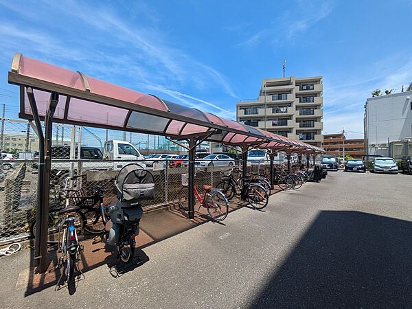 【駐輪場】駐輪場があると自転車を自由に出し入れ出来るので便利。屋根付きで雨にさらされる心配もありません。