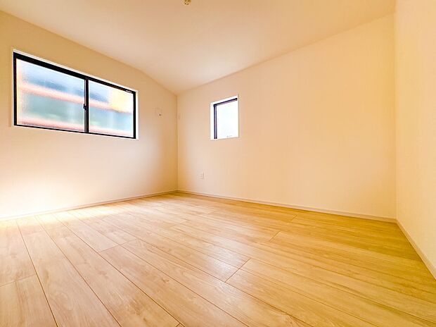【子供部屋6.5帖】お子様のお部屋にぴったりなクロークを備えたフローリング仕様の洋室です。