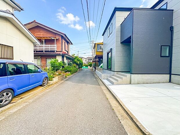 【前面道路、私道4m】車の通行が少ないので、静かな住環境を維持することができます。