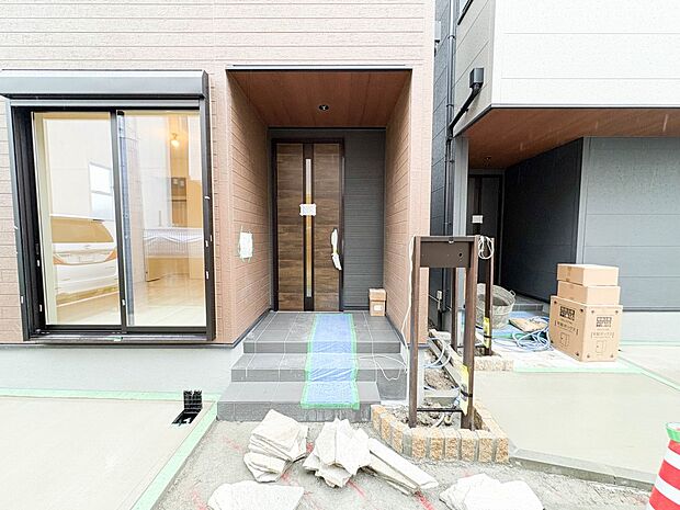 【玄関】家の顔となる玄関は、高いデザイン性が求められます。高級感と断熱性、防犯性に優れた玄関ドアを標準装備。ピッキング対策のセキュリティサムターン等、防犯に考慮しました。