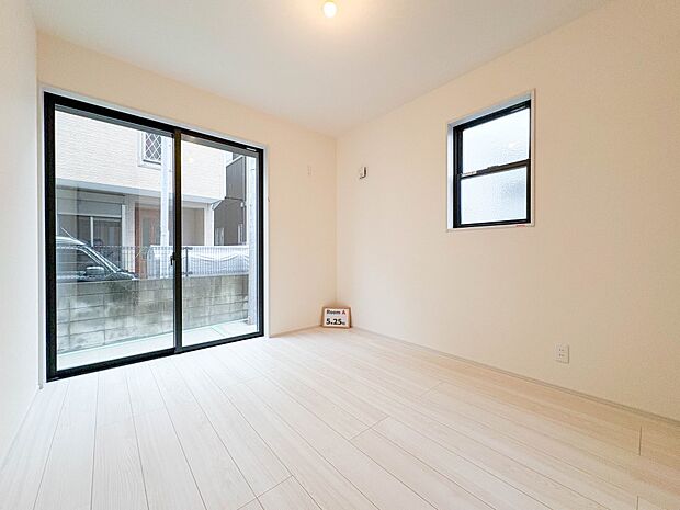 【洋室5.25帖】お子様のお部屋にぴったりなクロークを備えたフローリング仕様の洋室です。