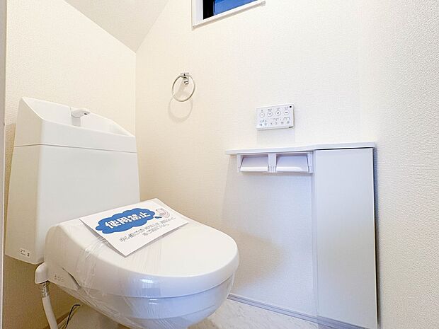 【Toilet】トイレ・ウォシュレット付。快適で衛生的な洗浄機能付温水シャワートイレです。