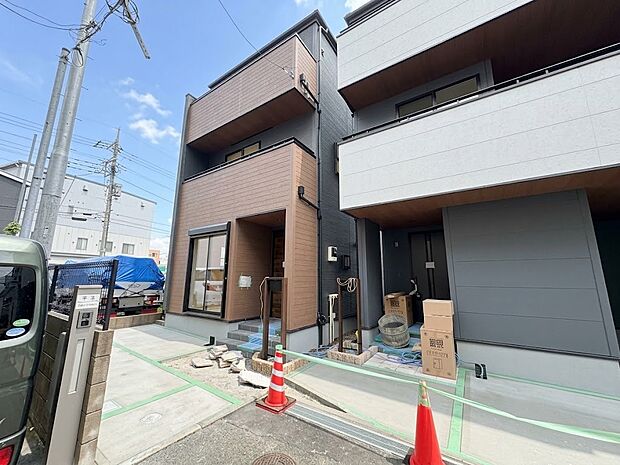 2号棟【外観】家族の温かさと陽光の暖かさ、楽しい毎日と明るい未来を予感させる「空間が織り成すひとつ先の住み心地」を演出します。