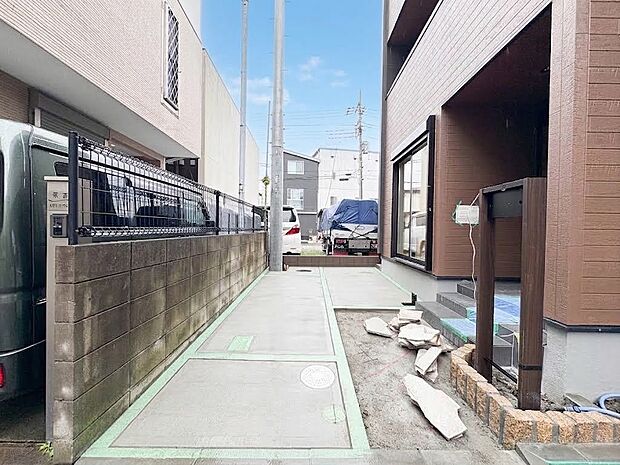 【駐車場】毎日の生活にマイカーが必須という方は、購入を検討する際、駐車場があることは大事な条件です。毎日の通勤や家族の送迎、買い物やお出かけなどクルマのある暮らしを満喫したい方は要チェック。…