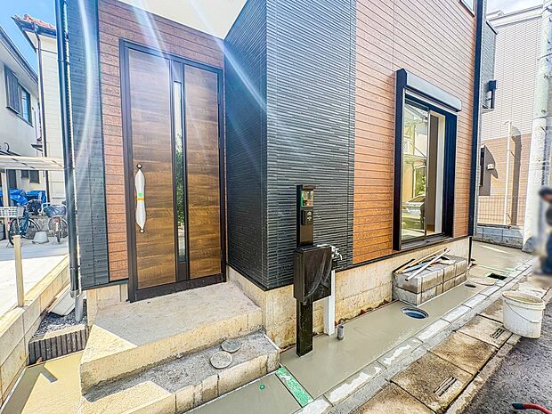 【玄関】玄関はおうちの顔と言われます。玄関アプローチは、外観デザインの印象を左右します。