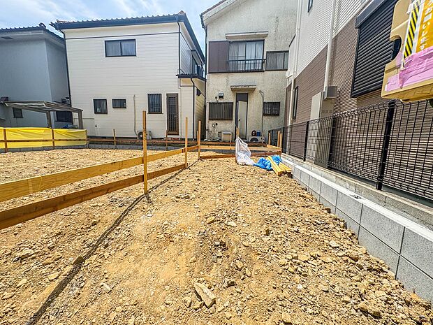 【玄関】家の顔となる玄関は、高いデザイン性が求められます。高級感と断熱性、防犯性に優れた玄関ドアを標準装備。ピッキング対策のセキュリティサムターン等、防犯に考慮しました。