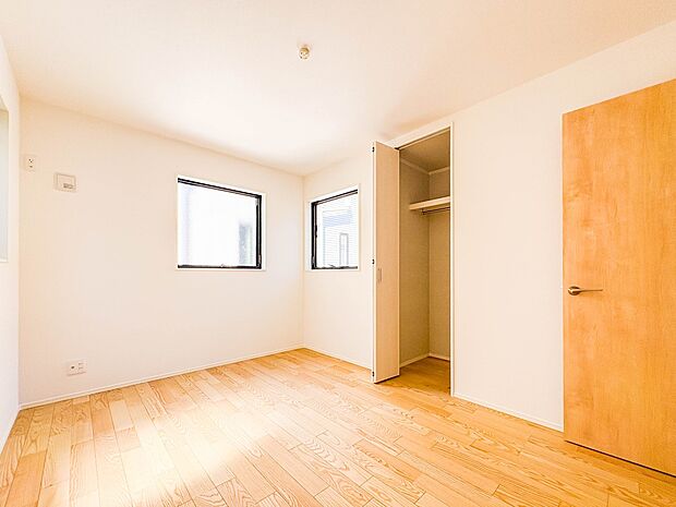 【子供部屋】お子様のお部屋にぴったりなクロークを備えたフローリング仕様の洋室です。