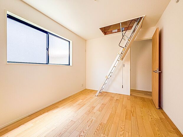【屋根裏収納】屋根裏収納には照明がついているため、整理整頓が捗ります。